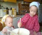Дети подготовке торт в подарок-сюрприз для мамы